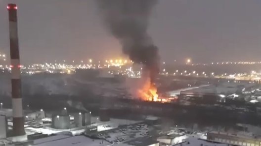 На Лапинском проспекте уже два часа тушат гаражи