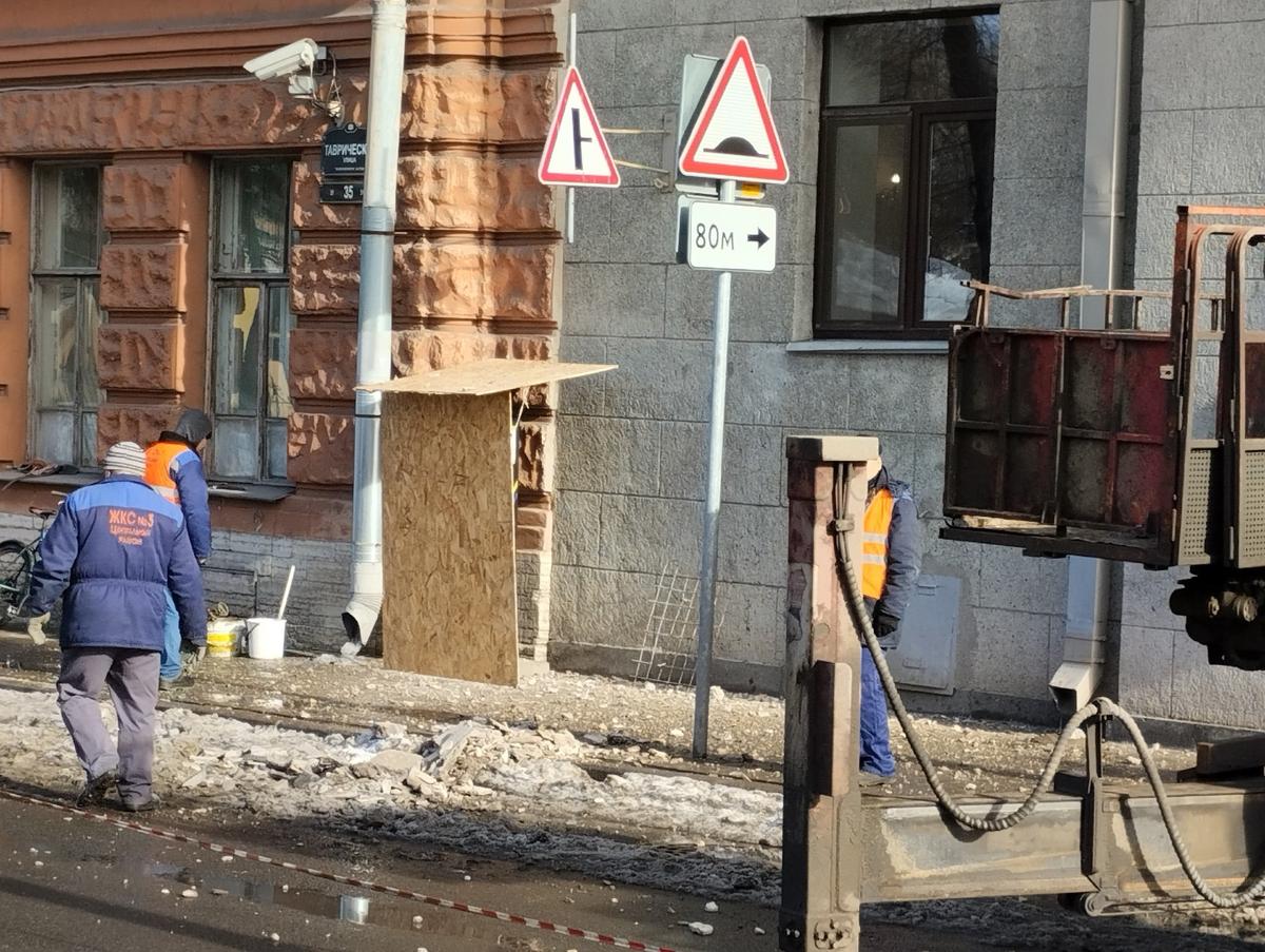 На Таврической улице обрушается фасад старинного дома. Капремонт здания  провели в 2019 году. — Новости Санкт-Петербурга › МР7.ру