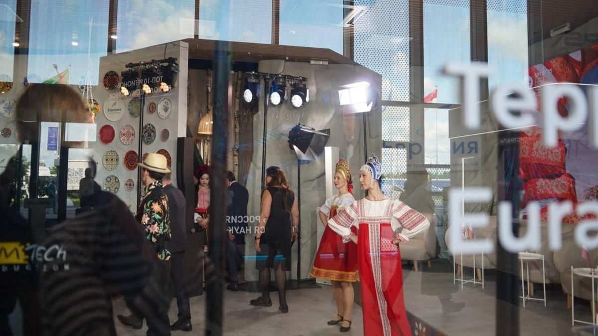«Нулевой» день ПМЭФ-2025 в фотографиях MR7