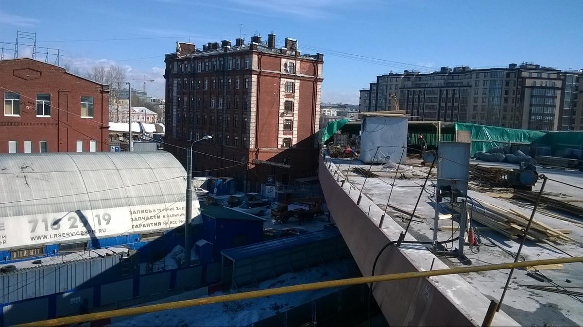 Дом №5 по Ремесленной улице и строящийся мост Бетанкура. Фото: предоставлено героем