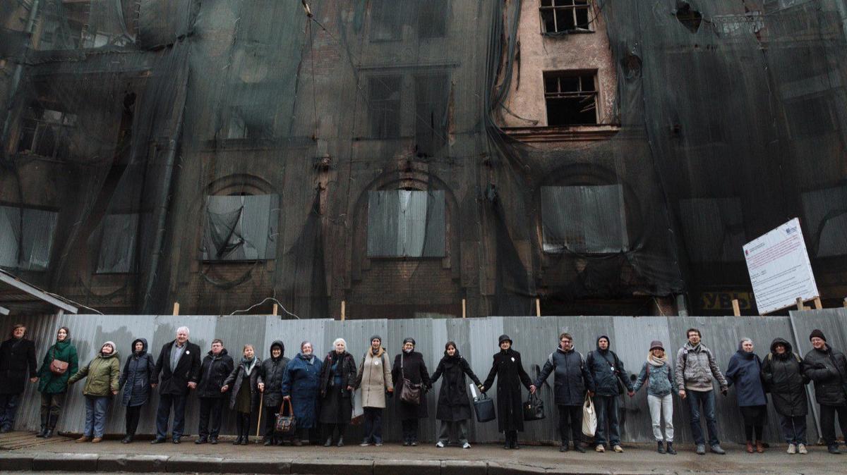 Активисты «пришли в гости и обняли» гибнущие памятники архитектуры в Петербурге