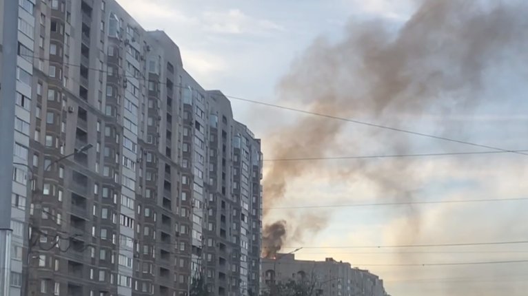 На Коломяжском проспекте загорелась кровля дома