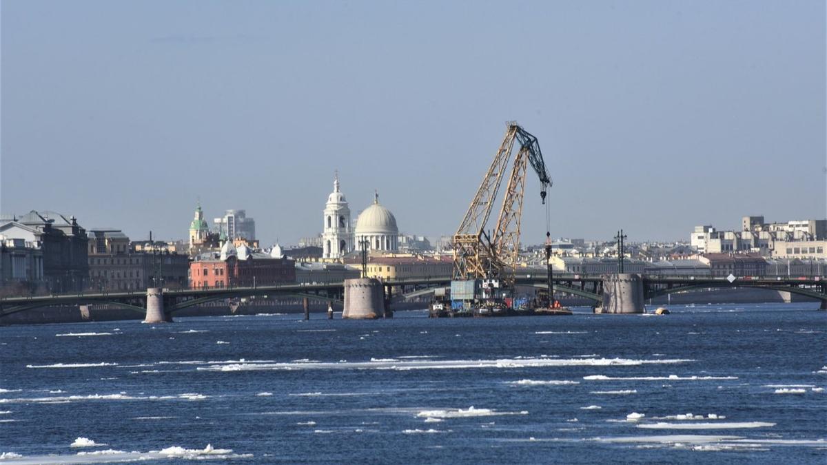 Демонтаж временных опор Биржевого моста перенесли на май из-за ледохода