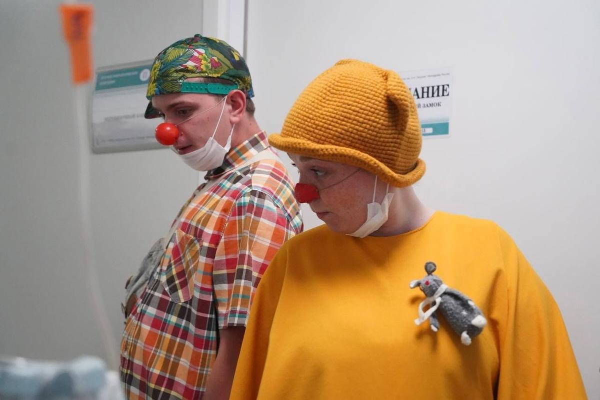 Клоун Ох (Роман Бараксанов) и Ива (Наталья Петрунина). Фото: Павел Борисенко / MR7