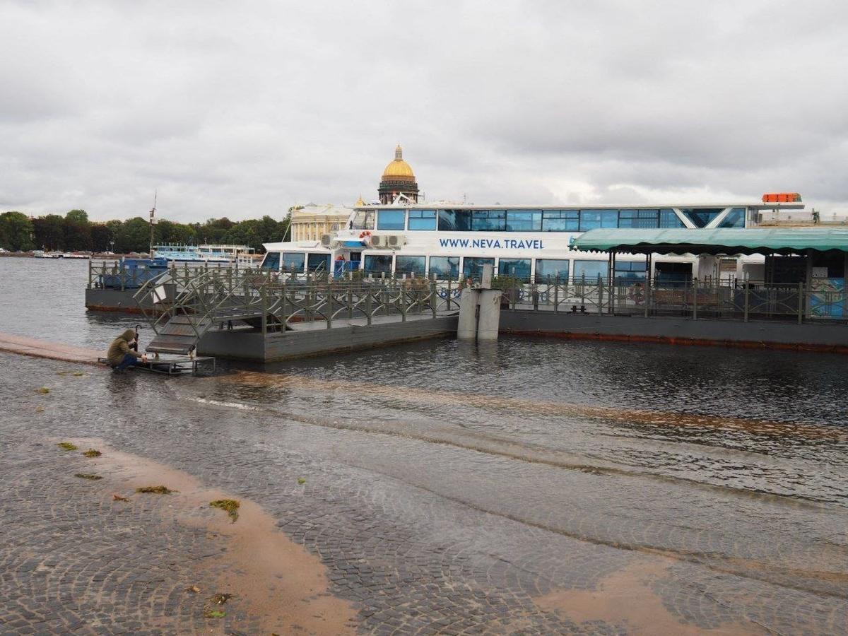 Почему закрыта дамба. Подольск закрыли плотину. Берег Макс б.