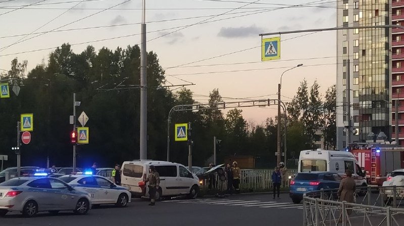 На пересечении проспектов Ириновского и Наставников сбили велосипедиста и светофор