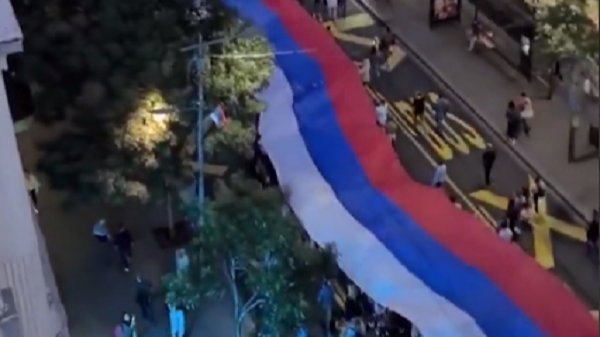 Фанаты «Зенита» пронесли по Крестовскому острову 600-метровый русско-сербский флаг