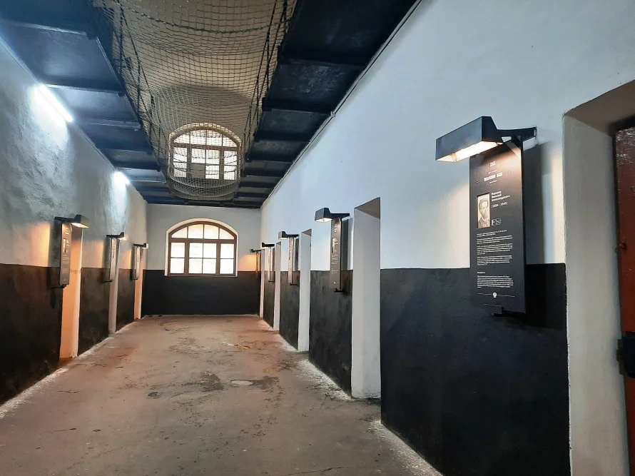 коридор тюрьмы для народовольцев.jpg