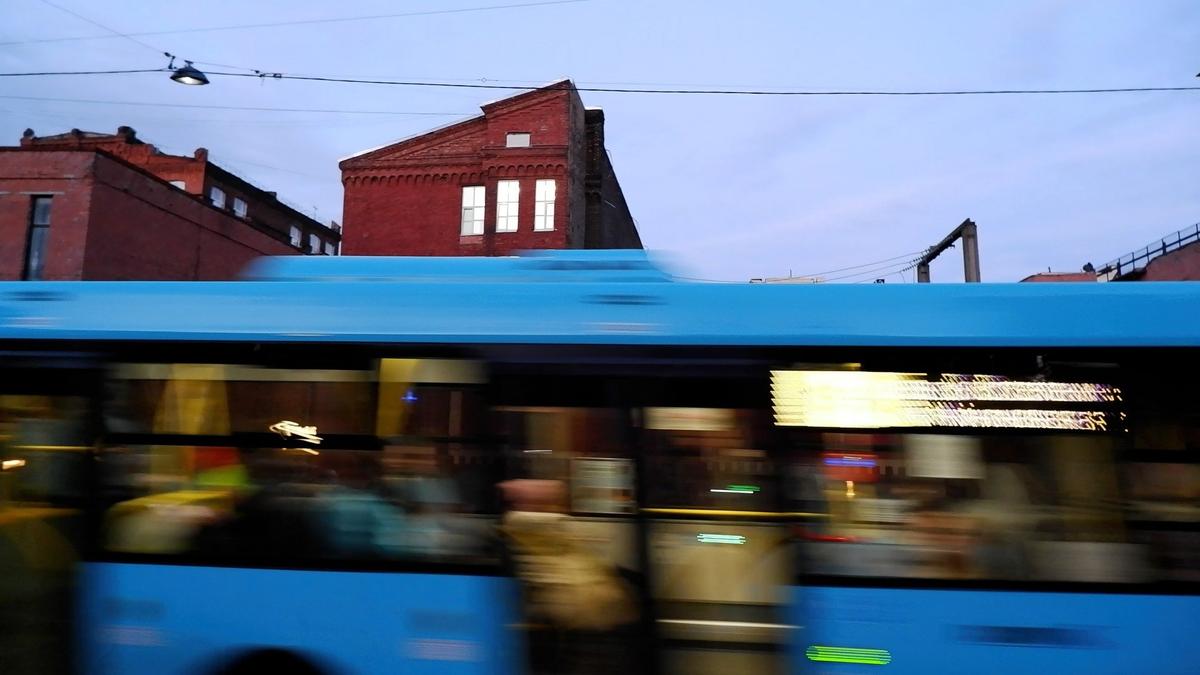 Пьяный пассажир разбил стекло троллейбуса после попытки подраться с водителем