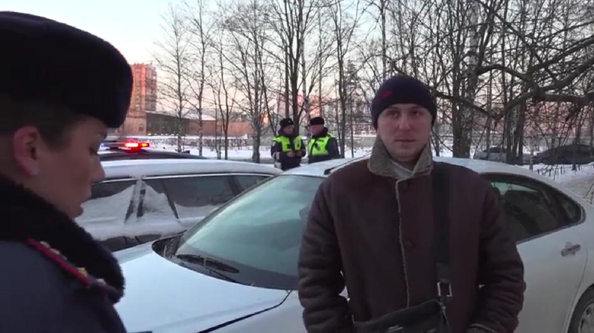 Обгонявшему пробку на шоссе Революции по тротуару грозит уголовная статья