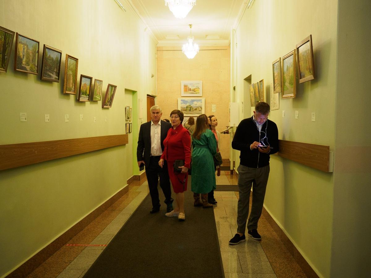 Павел Крупник в коридоре с картинами. Фото: Дмитрий Абрамов / MR7