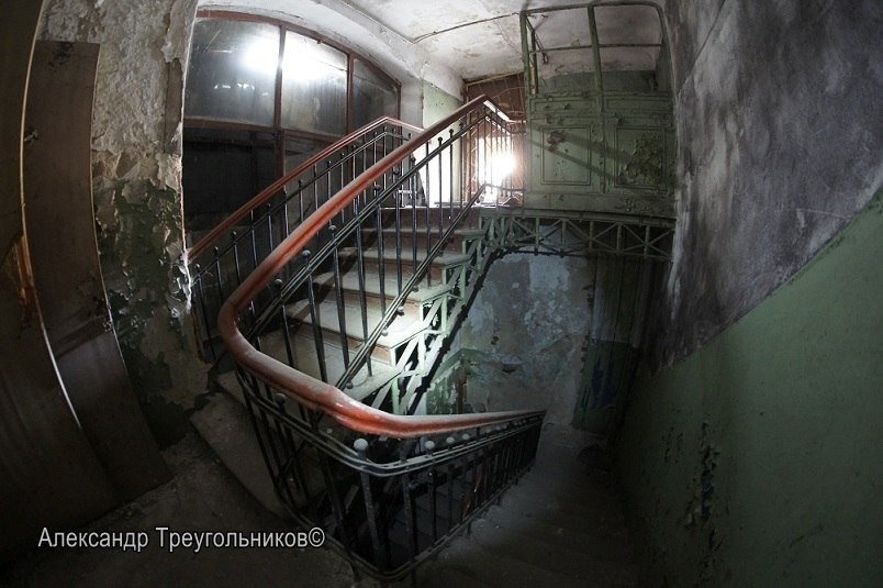 Сборный косоур (несущий элемент) лестницы в особняке Нобеля. Фото: Александр Треугольников