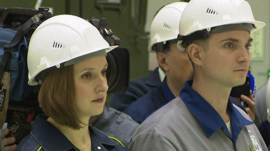 Слесарь-электромонтажник Антон (справа). Фото: скриншот с трансляции