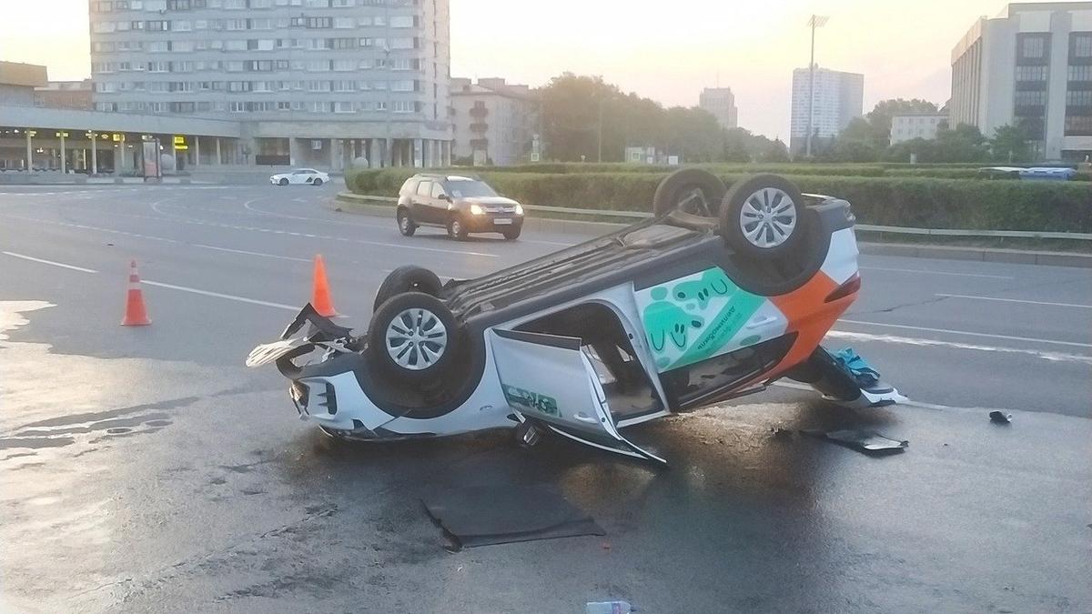 Каршеринг не вошёл в поворот на площади Победы и перевернулся — Новости  Санкт-Петербурга › МР7.ру