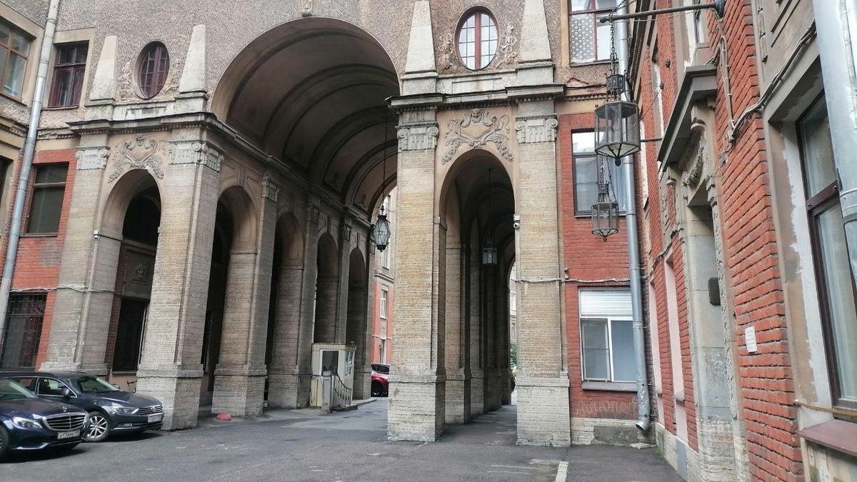 После перепланировки собственницу помещений в Толстовском доме обязали выполнить требования КГИОП