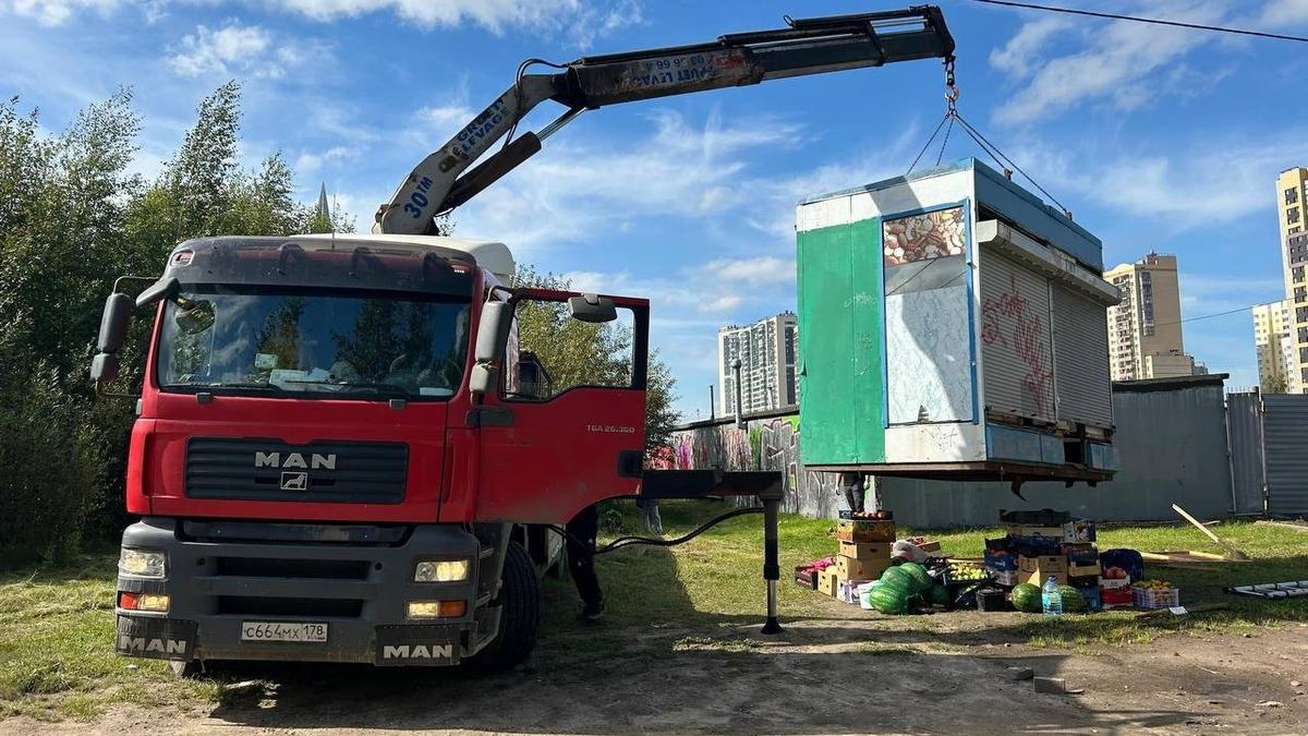 Незаконные ларьки демонтировали в Красносельском и Приморском районах