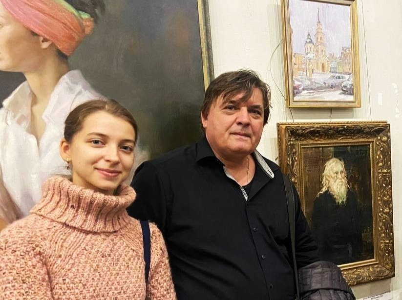 Артистка Мариинского театра Алиса Баринова и художник Василий Братанюк на выставке в петербургском Союзе художников, возле картины Василия «Старец Николай Гурьянов. Остров Залит». Фото: Валерия Шимаковская / MR7