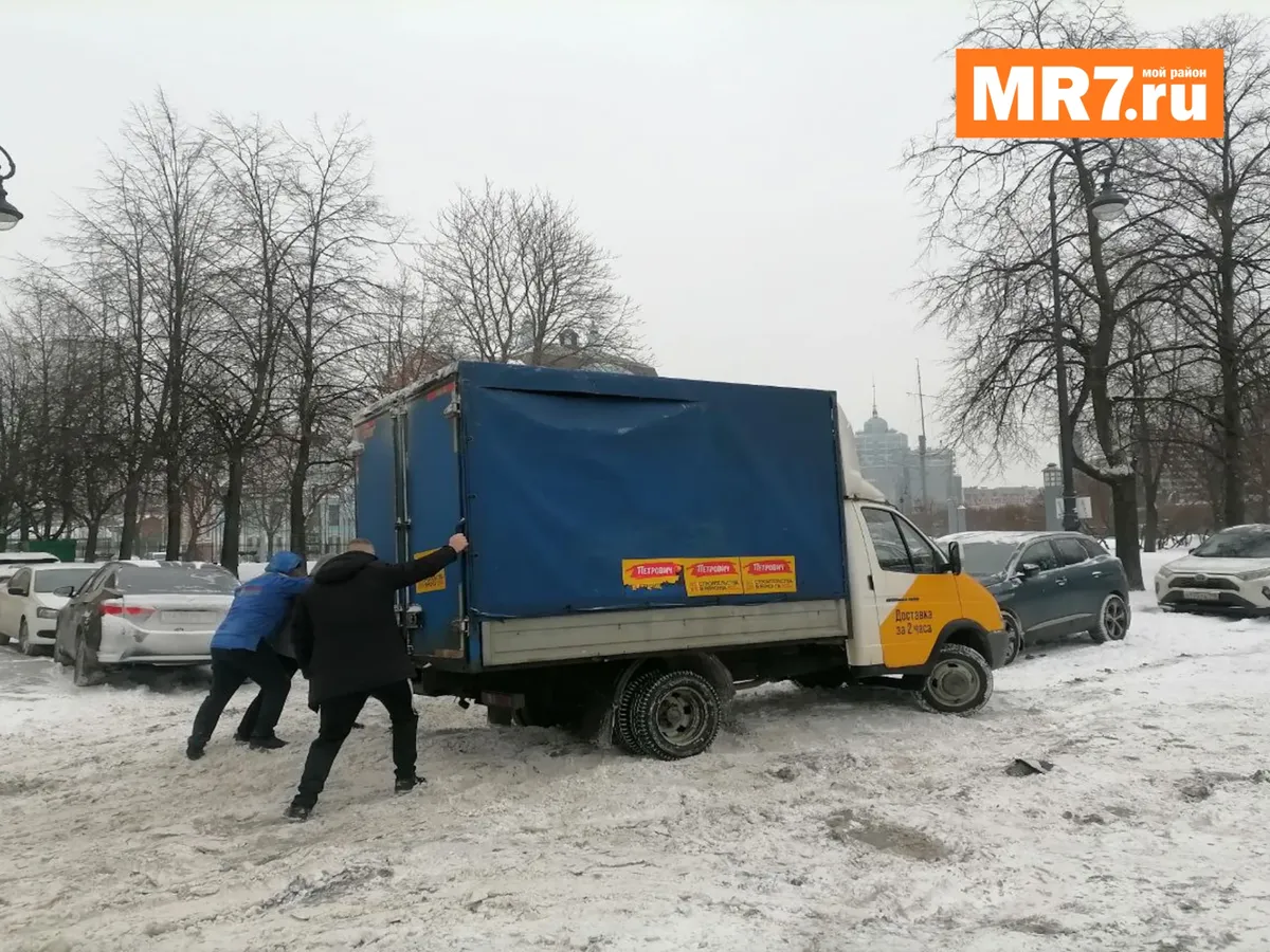 Глыбы льда и горы снега: как обстоят дела с уборкой в Петроградском районе  — Новости Санкт-Петербурга › МР7.ру