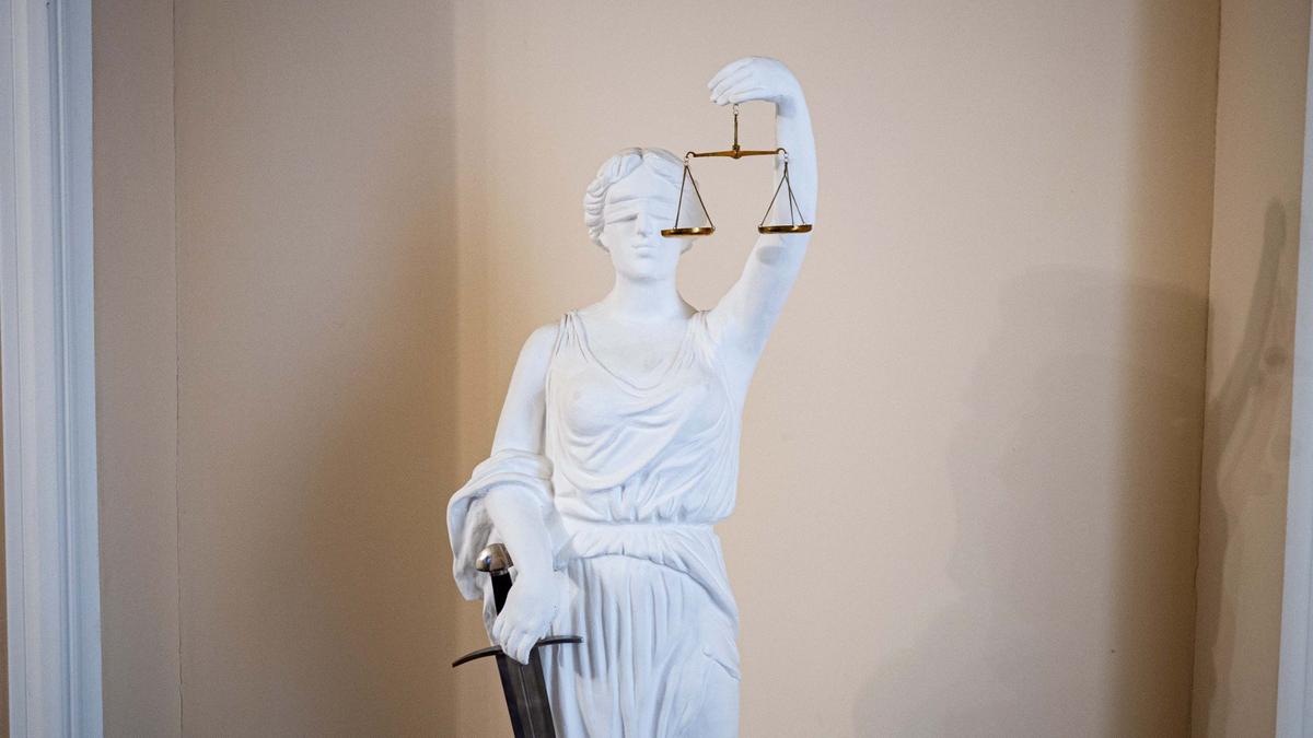 Двоих участковых в Петербурге отправили под домашний арест по делу о получении взятки, посредника — в СИЗО