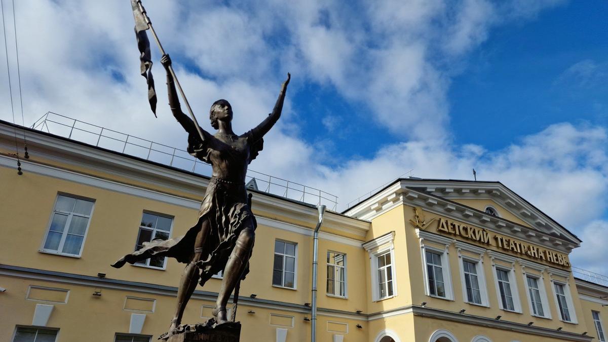 В Советском переулке открыли памятник Жанне д’Арк