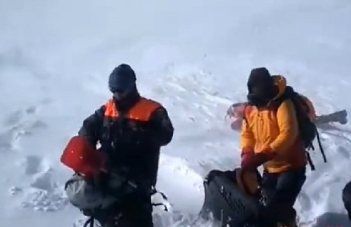 Спасатели спустили с Эльбруса тела трех погибших