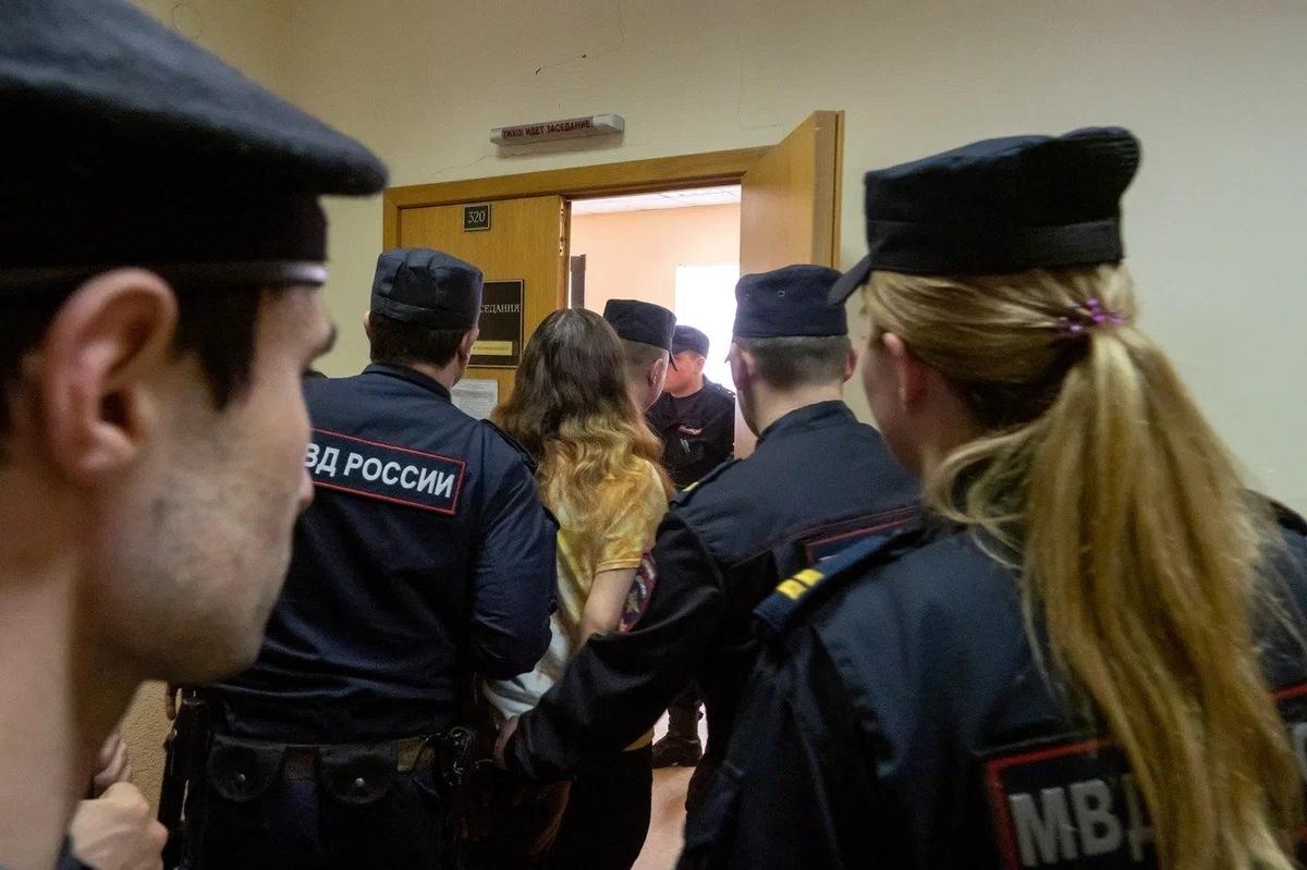 Сашу Скочиленко заводят в зал суда. Архивное фото: Олег Золото / MR7