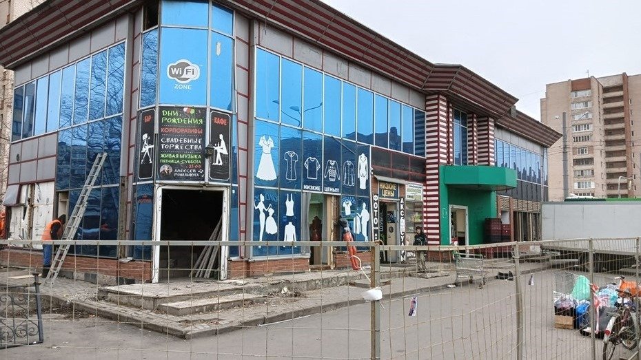 Двухэтажный торговый центр начали сносить в Выборгском районе