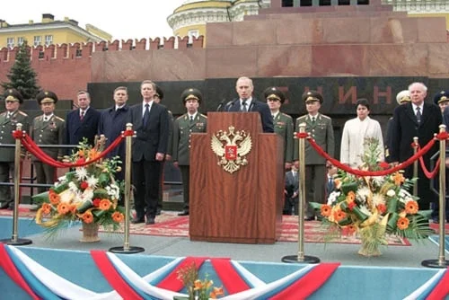 Vladimir_Putin_9_May_2001-5.jpg