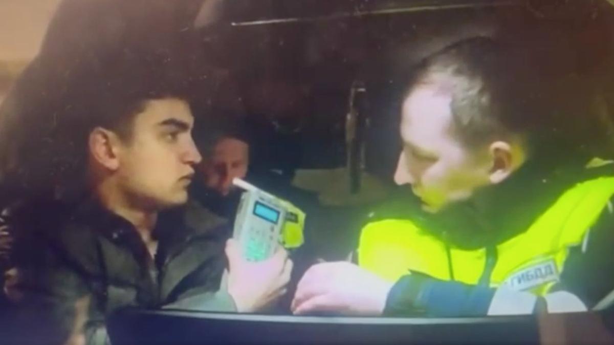 Москвича, дрифтовавшего на внедорожнике по Дворцовой площади, арестовали на пять суток