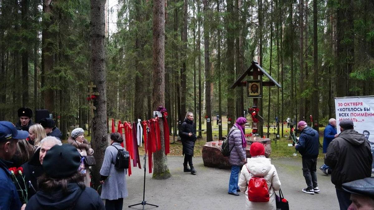 «Мы забили колья, чтобы зло не поднялось из земли». На Левашовской пустоши вспомнили жертв политических репрессий