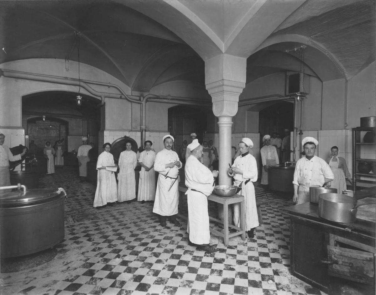 Внутренний вид кухни Обуховской больницы. 1900—1910-е. Фотография из архива Государственного музея истории Петербурга