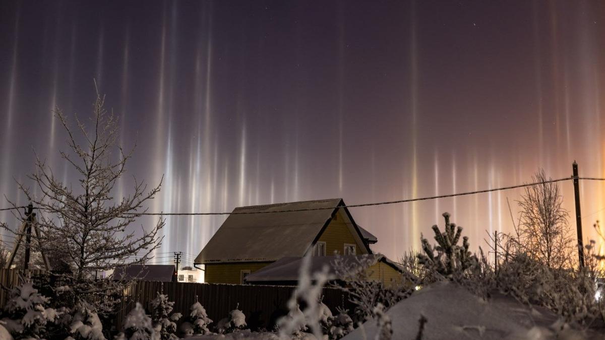 Жители Петербурга и Ленобласти могли увидеть в небе световой лес