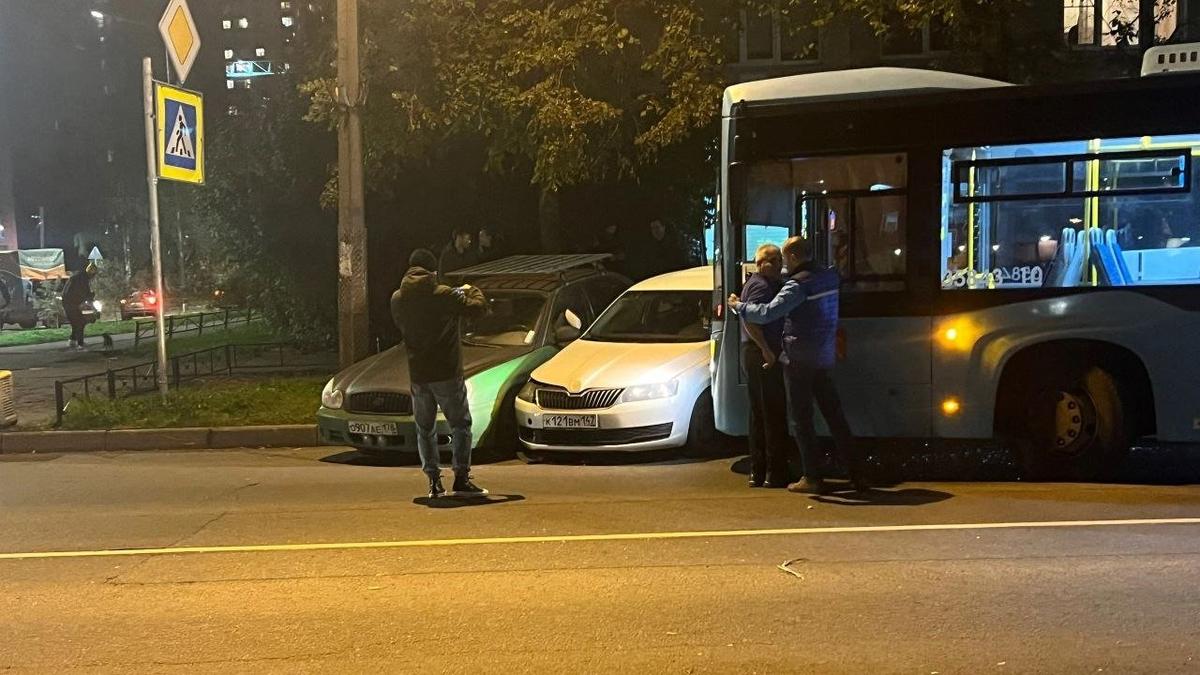 Бирюзовый автобус протаранил два автомобиля в Выборгском районе — Новости  Санкт-Петербурга › МР7.ру