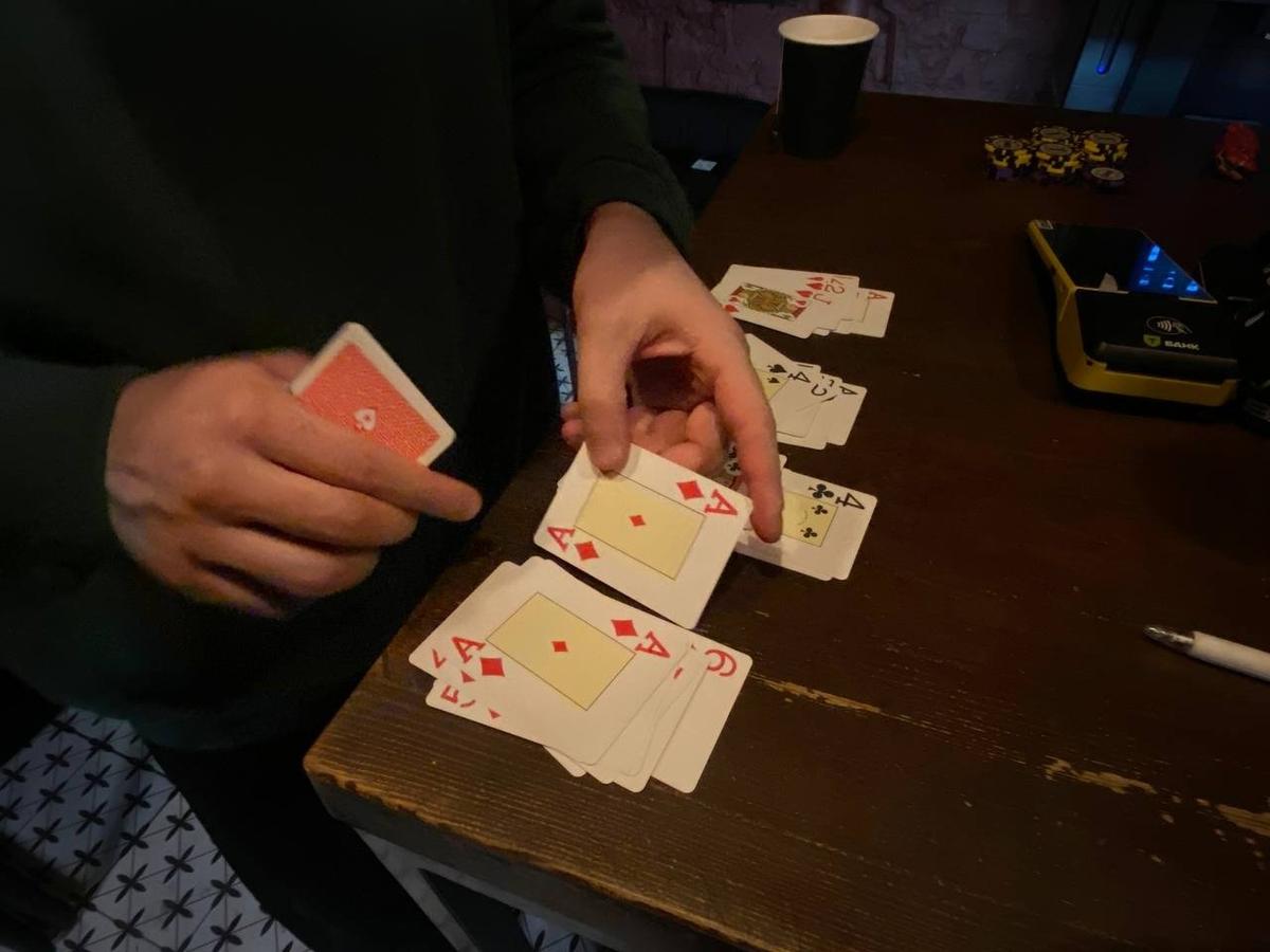 Перед каждой игрой колоду просматривают — чтобы удостовериться, что колоды не смешивались и в них не оказались повторяющиеся карты. Фото: Ася Горецкая
