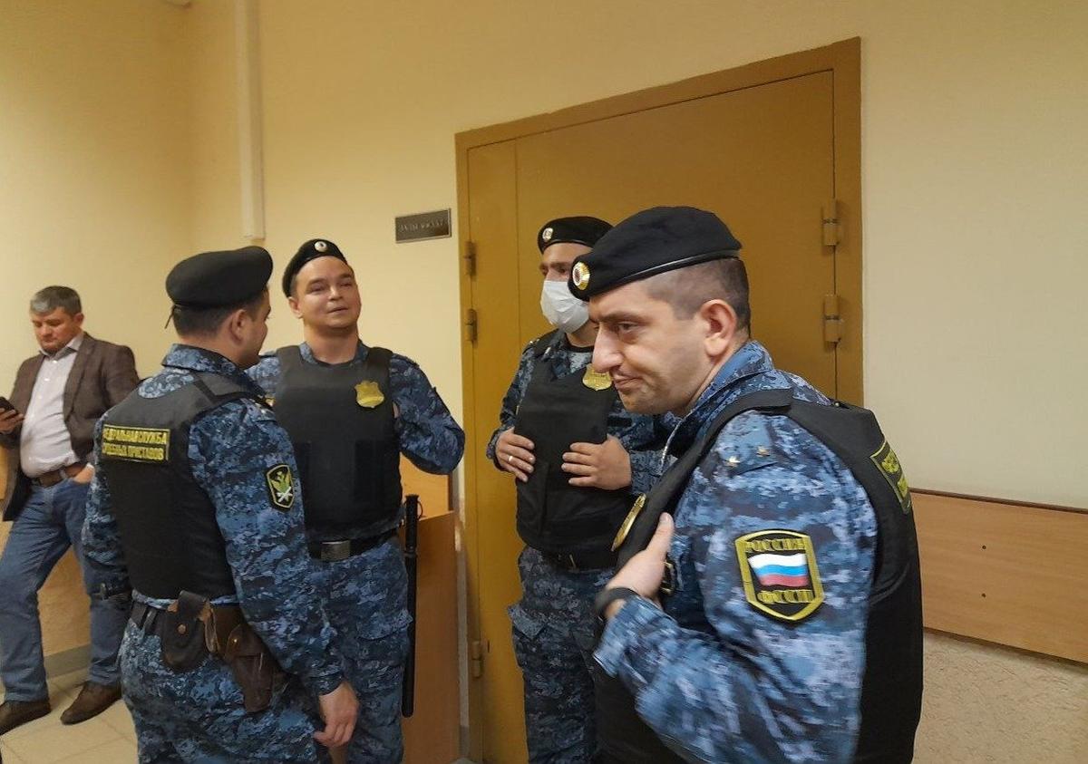 Приставы охраняют от посетителей дверь в коридор: там находится зал суда, где должен проходить процесс Скочиленко. Фото: Анна Мотовилова / MR7