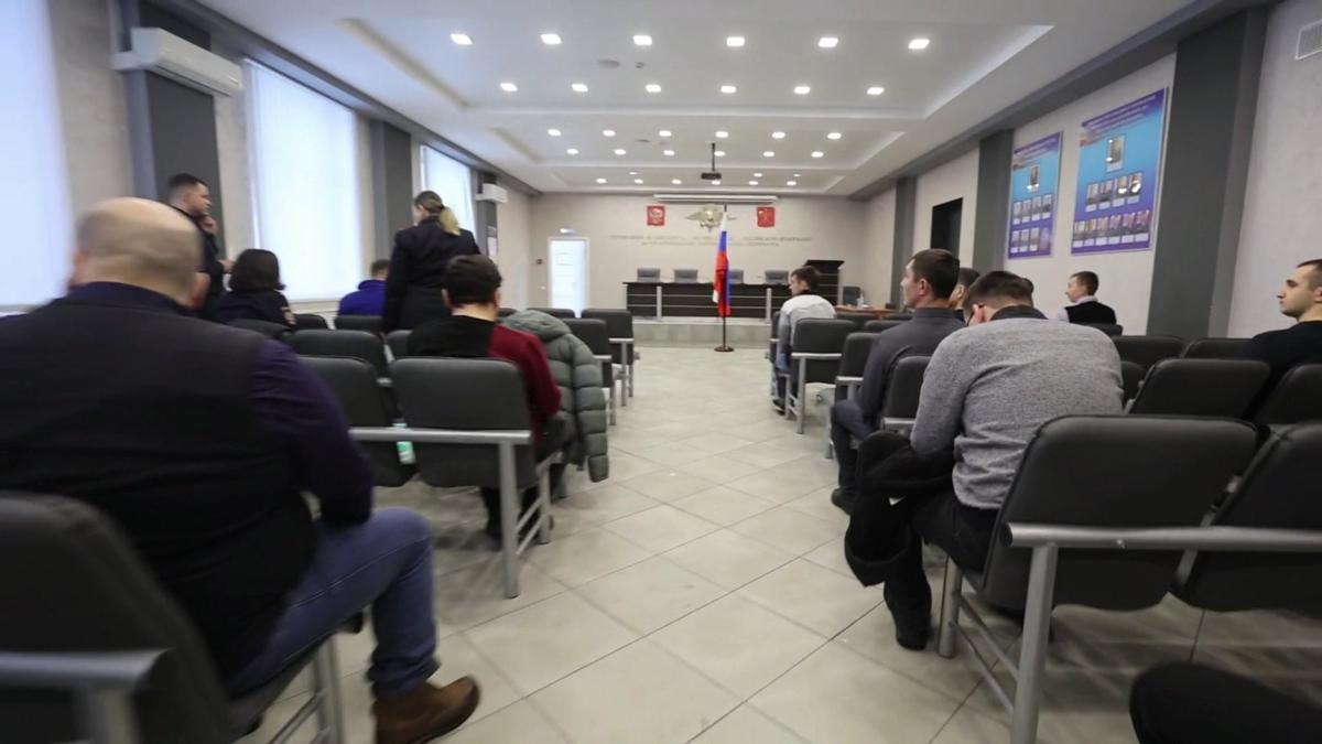 В Петербурге мигранты получают одновременно гражданство и повестку в военкомат