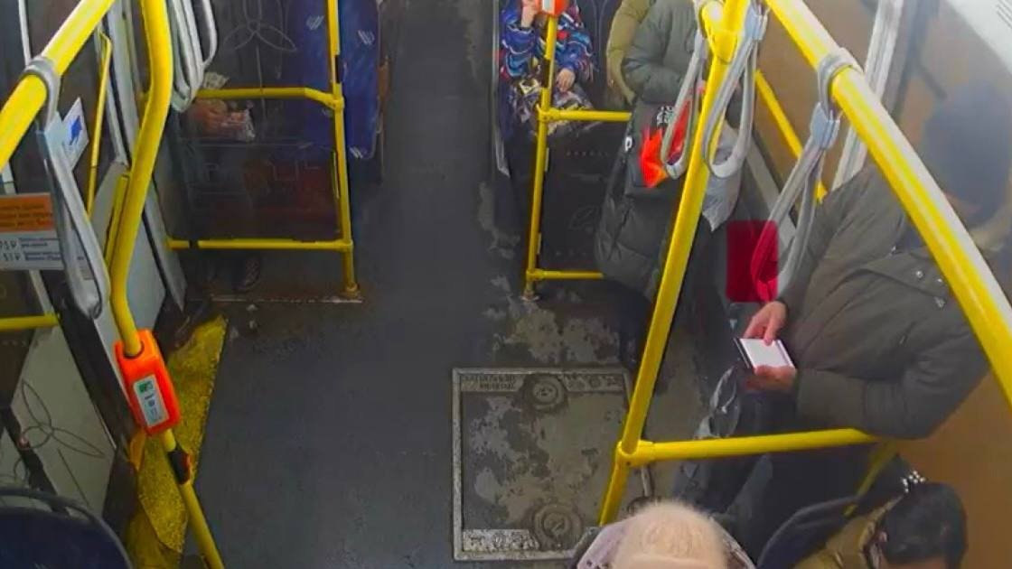 Суд рассмотрит дело петербуржца, обвиняемого в избиении подростка в троллейбусе