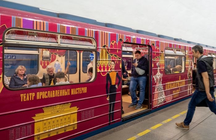 В Петербургском метро запустили тематический поезд к юбилею Александринского театра