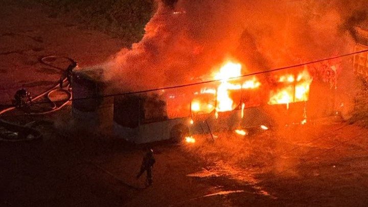 Ночью в Красногвардейском районе сгорели два лазурных автобуса