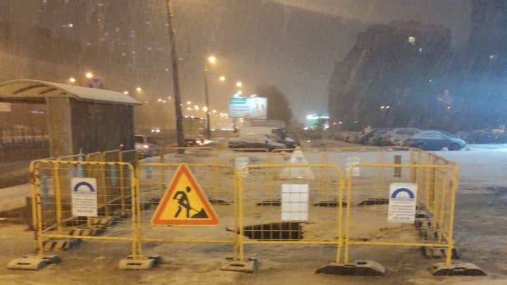 Повреждение канализации на проспекте Культуры начали устранять