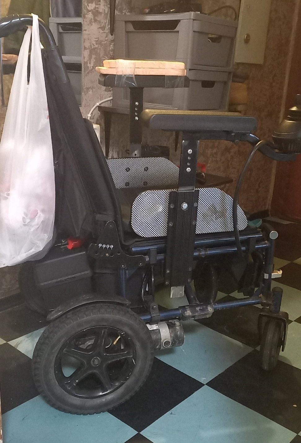 Кресло-коляска на котором передвигается Анастасия. Фото из архива героини