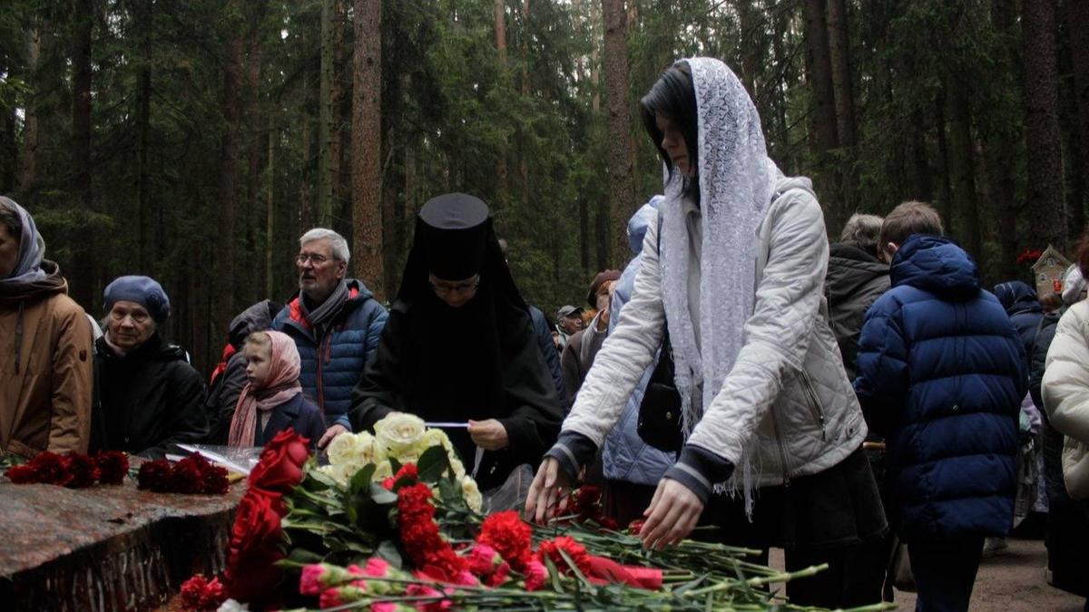 «Это было местом ужаса, не местом памяти»: жертв политических репрессий вспоминают на Левашовской пустоши