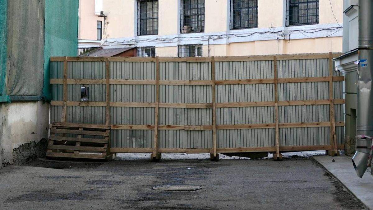 Забор перекрыл привычный жителям пусть ко входу на Московский вокзал. Фото: Павел Даиси / MR7 /