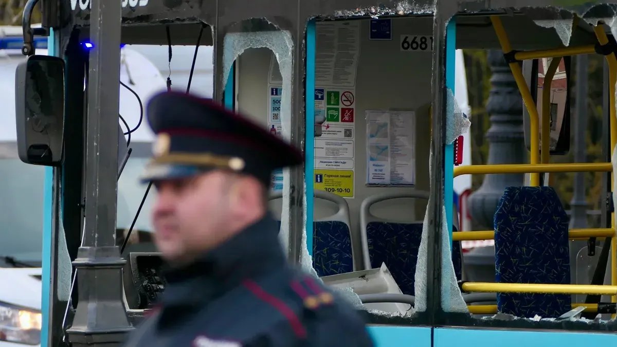 Автобус упал в реку санкт петербург видео