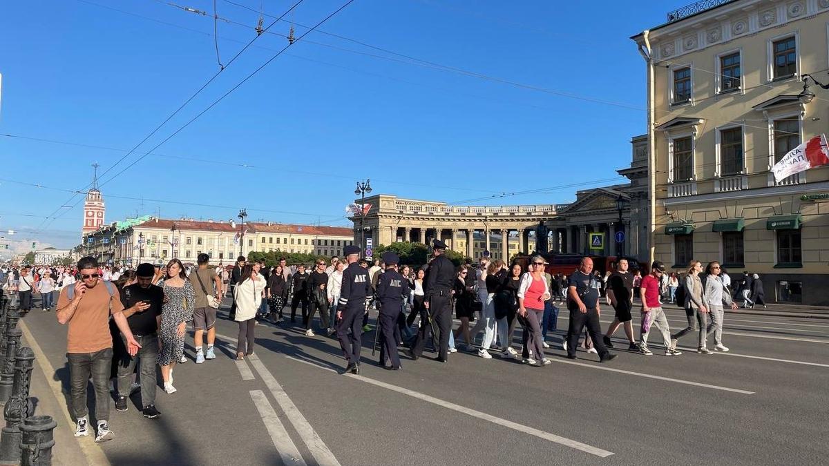 По Невскому проспекту гуляют школьники и полицейские. Фото: Дарья Дмитриева / MR7