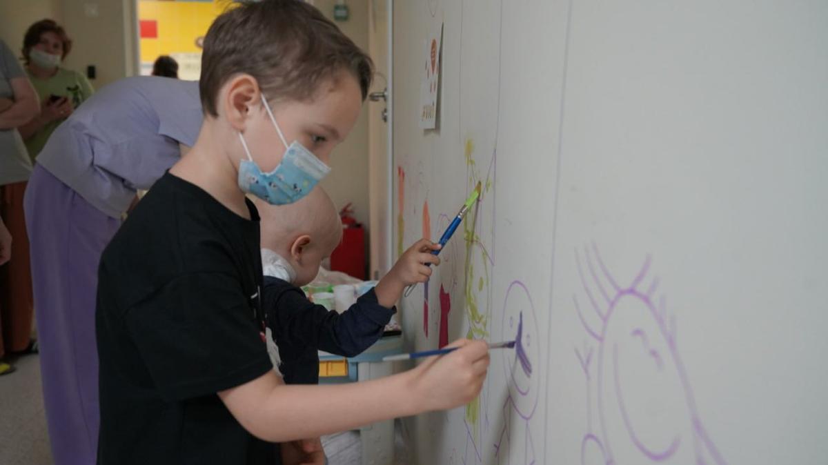 В День детей, больных раком, маленьким пациентам Центра Петрова разрешили рисовать на стенах