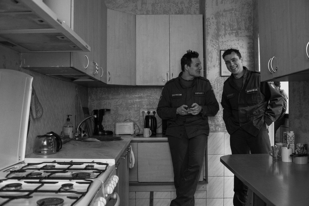 Степан и Никита на кухне части. Фото: Евгений Шальнов / MR7