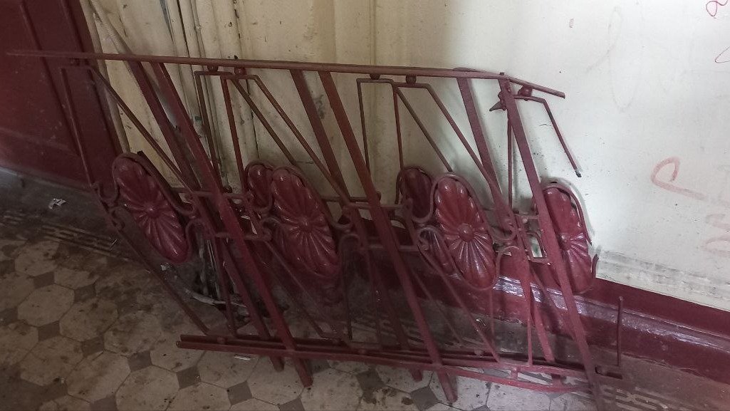 В доходном доме фон Нидермиллера на улице Репина спилили исторические ограды в парадной