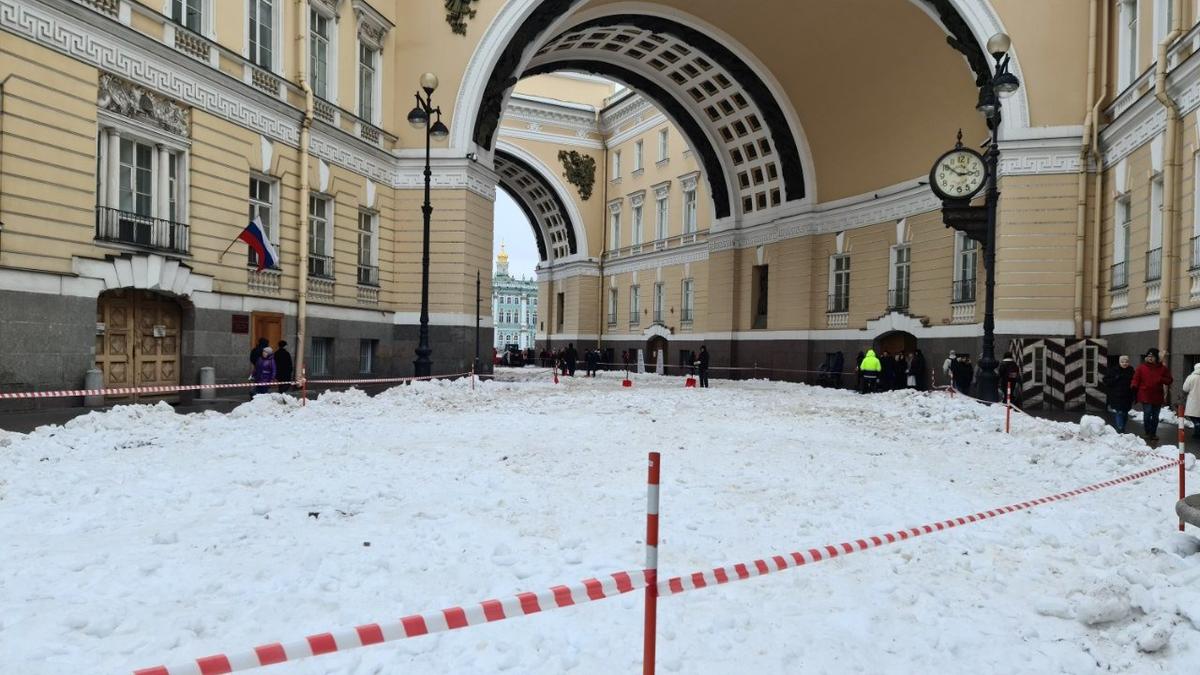 На Большую Морскую свозят снег для съёмки детектива про декабристов