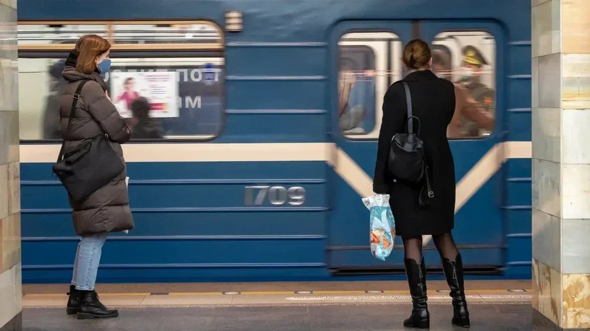 На станции метро «Пионерская» ограничили вход из-за увеличения пассажиропотока